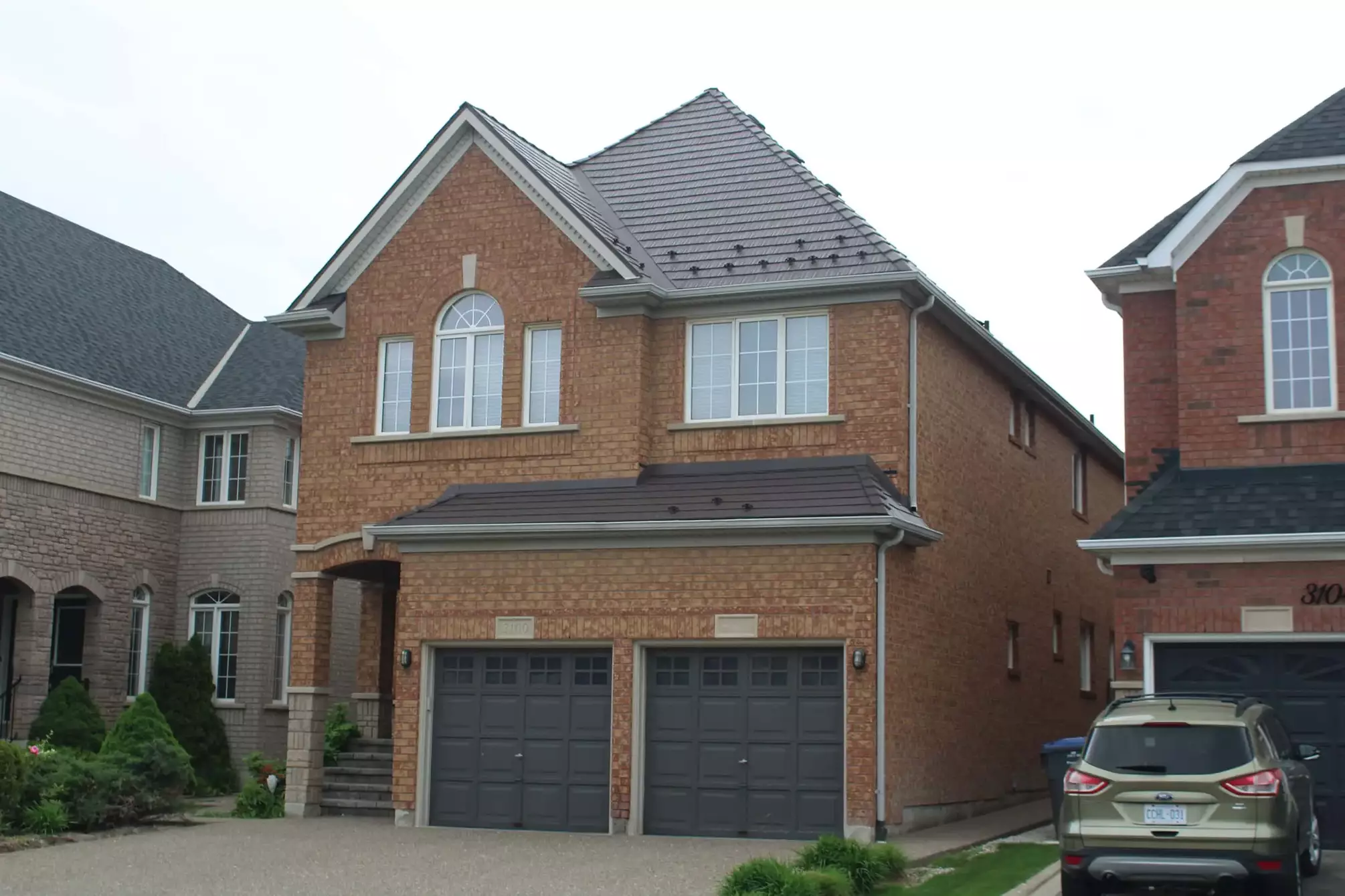 Mississauga, ON Canada L5M6W3 Interlock Metal Roofing Tudor Brown Aluminum Cedar Shingle Roof Right
